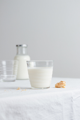 포토 JPG 해외이미지 음료 음식 빵 다이어트 재료 유리 탁자 아침 디저트 유제품 건강 사람없음 컵 세로 쿠키 식사 우유 식탁보 흰색 신선 아침식사 상품 크림 유기농 요거트 건강식 내추럴 정물화 해외202310 해외포토 주간 식기 웰빙 컬러 가구 재질 그림 파일형식