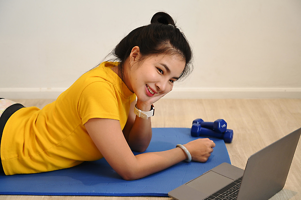 포토 JPG 해외이미지 여자 엎드리기 실내 한명 상반신 성인 노트북 운동복 건강관리 아령 매트 성인여자한명만 홈트레이닝 해외202310 해외포토 1 옷 모션 건강 관리 사람 내부 전자제품 운동 여자한명만 성인여자만 파일형식