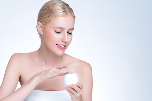 포토 JPG 해외이미지 여자 한명 들기 손짓 상반신 성인 뷰티 수분크림 성인여자한명만 내려보기 해외202310 해외포토 1 모션 사람 화장품 여자한명만 성인여자만 파일형식