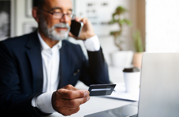 포토 JPG 해외이미지 노년 남자 화분 한명 들기 앉기 정장 상반신 앞모습 노트북 실버라이프 스마트폰 사무실 업무 비즈니스맨 신용카드 책상 통화 실버취업 노인남자한명만 해외202310 해외포토 1 라이프스타일 옷 뷰포인트 가구 비즈니스 모션 사람 성인 금융 전자제품 핸드폰 스마트기기 구직 작업 직장인 남자한명만 노인남자만 파일형식