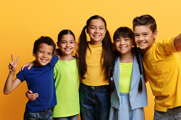 포토 JPG 해외이미지 라이프스타일 응시 여자 남자 행복 어린이 백그라운드 학교 놀이 함께함 실내 사람 소년 여러명 친구 뷰티 우정 기쁨 게임 그룹 시원함 셀프카메라 흥분 긍정 다인종 다민족 고립 해외202310 해외포토 시선 교육 감정 다수 컨셉 관계 인종 내부 생활 사진촬영 파일형식