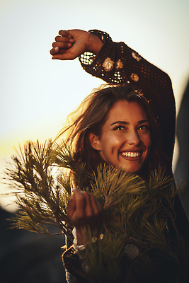 포토 JPG 해외이미지 행복 바다 여행 휴가 휴식 한명 미소 세로 물 여름 태양 뷰티 일출 일몰 자유 이국적 해외202310 해외포토 자연요소 1 계절 감정 컨셉 표정 사람 노을 파일형식