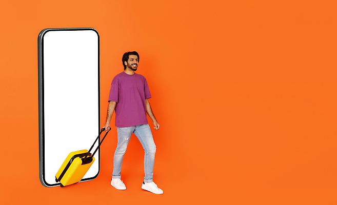 포토 JPG 해외이미지 전신 남자 백그라운드 한명 서기 성인 스마트폰 걷기 스크린 캐리어 주황색 당기기 목업 성인남자한명만 카피스페이스 해외포토 1 컬러 모션 사람 핸드폰 스마트기기 여행가방 공백 남자한명만 성인남자만 파일형식