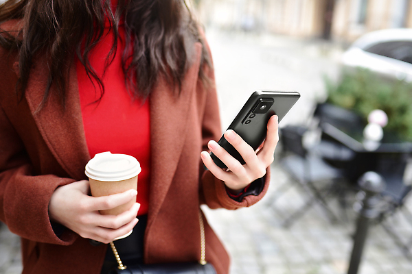 포토 JPG 해외이미지 라이프스타일 손 여자 행복 커피 음료 컨셉 인터넷 비즈니스 통신 탁자 모바일 주택 세포 한명 미소 사람 성인 야외 컵 노트북 스마트폰 핸드폰 컴퓨터 뷰티 우주 디지털 웹 공백 카페 잡기 메시지 닫기 차 연결 커피잔 전화기 스마트 온라인 채팅 목업 카피스페이스 해외202310 해외포토 1 식기 감정 가구 모션 잔 표정 건물 생활 신체부위 전자제품 스마트기기 상점 파일형식