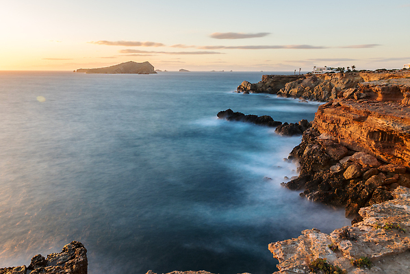 포토 JPG 해외이미지 구름 바다 섬 여행 요트 오렌지 자연 하늘 휴가 풍경 사람없음 야외 물 여름 파란색 태양 뷰티 맑음 수영 고요 일몰 만 스페인 저녁 지중해 랜드마크 보호구역 해외202310 해외포토 자연요소 계절 유럽 컬러 배_교통 과일 날씨 노을 수상스포츠 야간 생태계 구역 파일형식