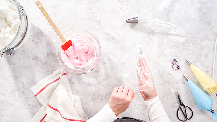 포토 JPG 해외이미지 손 신체부위 달콤 홈베이킹 유리그릇 비닐장갑 섞기 짤주머니 파스텔톤 해외202310 머랭쿠키 해외포토 그릇 컬러 장갑 유리 사람 쿠키 맛 제빵 제빵도구 머랭 파일형식