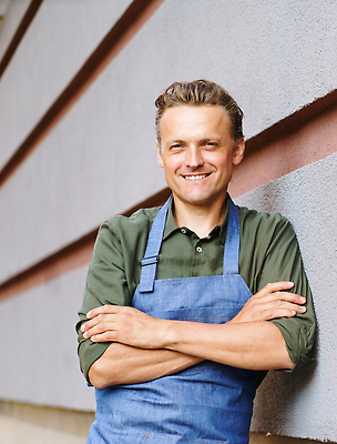 포토 JPG 해외이미지 직업 유니폼 친절 한명 식당 식사 앞치마 자신감 종업원 웨이터 직원 서비스 서버 해외202310 해외포토 1 옷 감정 사람 상점 파일형식