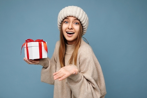 포토 JPG 해외이미지 응시 옷 행복 감정 새로움 선물 한명 선물상자 상자 금발 뷰티 놀람 우아함 스웨터 충격 스타일 힙스터 카피스페이스 해외202310 해외포토 1 헤어스타일 시선 패션 컨셉 상의 표정 사람 공백 파일형식