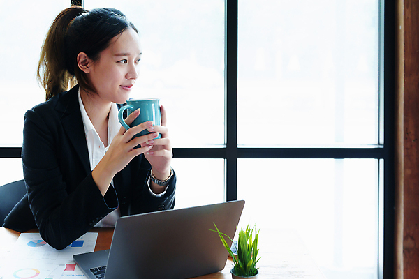 포토 JPG 해외이미지 응시 여자 교육 커피 음료 백그라운드 컨셉 인터넷 비즈니스 가정 청소년 무선통신 설계 아파트 주택 아이디어 실내 한명 사람 앉기 동양인 성인 컵 가로 금융 노트북 인테리어 컴퓨터 수확 비즈니스우먼 온라인쇼핑 회계 계산서 따뜻한음료 여자한명만 해외202310 해외포토 1 식기 디자인 시선 농업 통신 모션 인종 내부 건물 경제 전자제품 쇼핑 직장인 온라인 여자만 파일형식