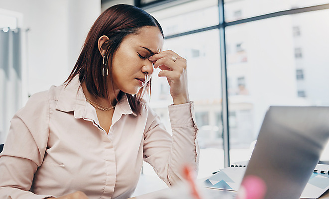 포토 JPG 해외이미지 여자 창문 스트레스 피곤 한명 앉기 상반신 성인 옆모습 노트북 사무실 눈감음 귀걸이 기댐 졸음 책상 성인여자한명만 해외202310 해외포토 1 감정 뷰포인트 가구 컨셉 비즈니스 장신구 모션 사람 전자제품 여자한명만 성인여자만 파일형식