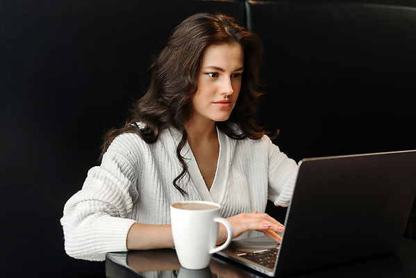 포토 JPG 해외이미지 백인 직업 1 학생 라이프스타일 응시 여자 행복 커피 음료 인터넷 비즈니스 통신 탁자 모바일 실내 한명 미소 사람 앉기 성인 컵 노트북 스마트폰 컴퓨터 독서 뷰티 우주 상점 식당 카페 업무 작업 비즈니스우먼 연결 무선전화기 온라인 단절 소셜 네트워킹 힙스터 해외202310 해외포토 서양인 식기 시선 패션 감정 가구 모션 표정 내부 생활 전자제품 핸드폰 스마트기기 직장인 네트워크 전화기 파일형식