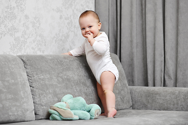 포토 JPG 해외이미지 전신 응시 인형 한명 서기 옆모습 소파 귀여움 기댐 회색 신생아 커튼 여자아기한명만 해외202310 해외포토 1 시선 뷰포인트 컬러 컨셉 의자 모션 사람 아기 여자한명만 여자아기만 파일형식