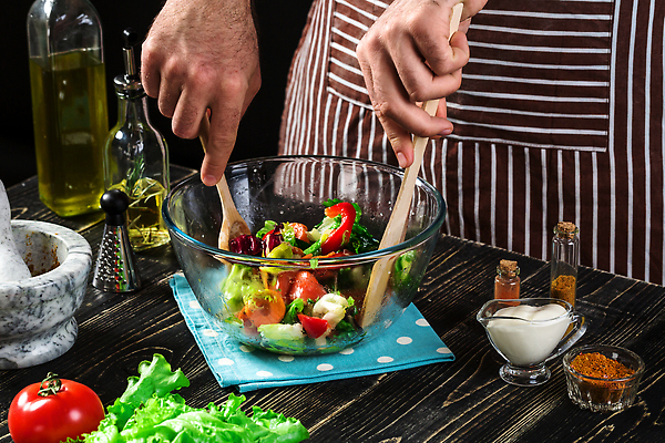 포토 JPG 해외이미지 남자 토마토 요리 한명 성인 샐러드 양상추 올리브오일 절구 유리그릇 나무숟가락 나무주걱 섞기 성인남자한명만 해외202310 해외포토 1 그릇 음식 채소 유리 사람 목재 숟가락 도구 기름_음식 주걱 남자한명만 성인남자만 파일형식