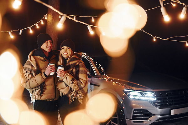 포토 JPG 해외이미지 커플 여자 남자 행복 커피 여행 겨울 전구 자동차 들기 상반신 성인 야외 두명 옆모습 야간 숄 성인만 차박 해외포토 자연요소 계절 감정 음료 육상교통 뷰포인트 관계 모션 사람 캠핑 파일형식