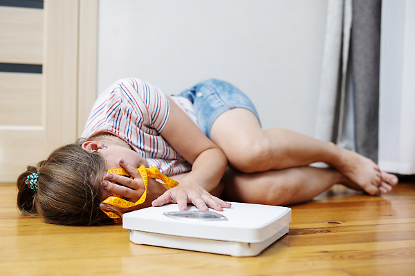 포토 JPG 해외이미지 라이프스타일 여자 감정 신체 다이어트 바닥 스트레스 아파트 주택 건강 저울 한명 사람 목재 기계 슬픔 좌절 몸무게 비만 날씬함 측정 고민 눈금 치수 칼로리 문제 거짓말 계량 우울증 적자 해외202310 해외포토 나무 1 컨셉 재료 건물 생활 질병 몸매 파일형식