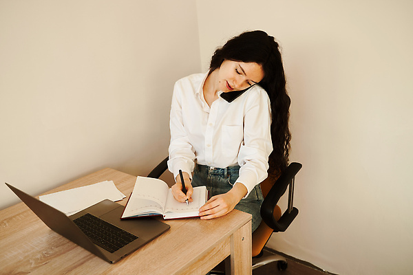 포토 JPG 해외이미지 직업 라이프스타일 응시 여자 행복 종이 비즈니스 CEO 탁자 성공 노동자 친절 직장 실내 대화 한명 앉기 금융 노트북 스마트폰 사무실 독서 업무 비즈니스우먼 작업실 종업원 집중 책상 분석 확인 보고서 경영자 문서 경영 마케팅 프로젝트 해외202310 해외포토 1 시선 감정 가구 컨셉 회사 모션 말하기 사람 내부 생활 경제 전자제품 핸드폰 스마트기기 작업 직장인 리더 파일형식