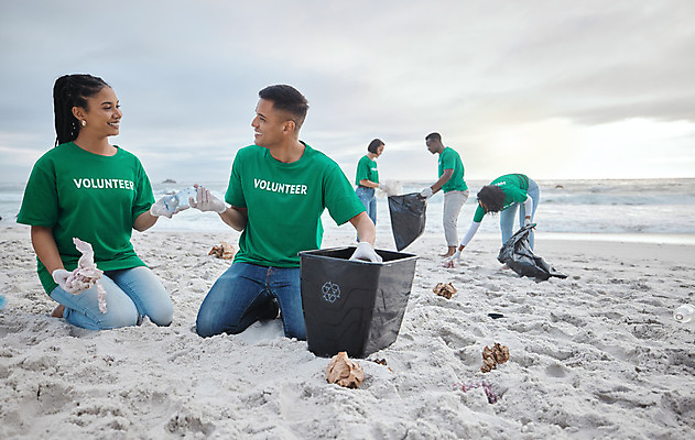 포토 JPG 해외이미지 전신 여자 남자 행복 바다 비닐봉투 함께함 여러명 성인 앞모습 옆모습 모래사장 자연보호 그린캠페인 쓰레기통 쓰레기 무릎꿇기 청소 물병 종이뭉치 성인만 줍기 해외202310 해외포토 감정 종이 캠페인 뷰포인트 다수 컨셉 모션 자연 봉투 사람 보호 물통 뭉치 파일형식
