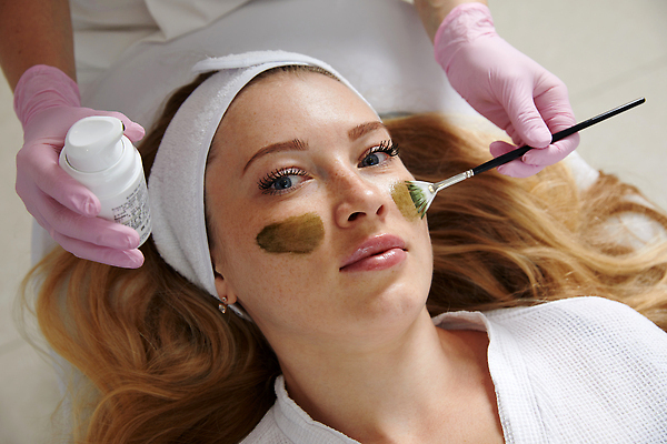 포토 JPG 해외이미지 백인 직업 손 여자 얼굴 컨셉 건강 병원 가면 한명 치료 뷰티 상점 스파 화장품 붓 주름 미용사 청소 고객 피부 크림 피부관리 유기농 점토 진흙 스킨케어 테라피 내추럴 순서 거짓말 돌봄 리프팅 신청 해외202310 해외포토 서양인 1 웰빙 의학 모션 사람 신체부위 파일형식