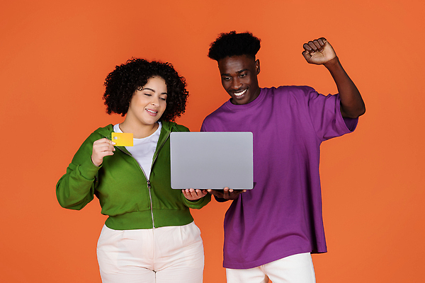 포토 JPG 해외이미지 커플 여자 남자 행복 2 인터넷 가족 관계 함께함 사랑 두명 친구 노트북 쇼핑 컴퓨터 뷰티 검은색 우정 표현 아내 신용카드 도박 흥분 다문화 다인종 온라인 다민족 고립 스타일 혼혈 해외202310 해외포토 감정 컬러 컨셉 사람 인종 금융 전자제품 사회이슈 파일형식