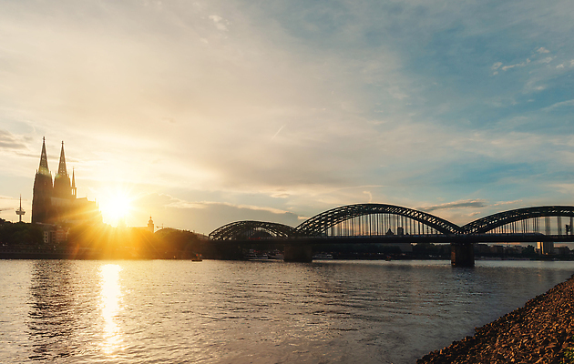 포토 JPG 해외이미지 구름 유럽 여행 건축양식 독일 사람없음 야외 건물 여름 강 도시풍경 성당 교회 탑 일몰 기차 도시 역 야간 큼 타운 천연기념물 고딕 랜드마크 옛날 쾰른 브레첼 해외202310 해외포토 자연요소 건축물 계절 건축 나라 육상교통 종교건축 교통시설 디저트 대중교통 풍경 노을 크기 파일형식