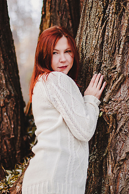 포토 JPG 해외이미지 나무 백인 라이프스타일 계절 공원 여자 행복 얼굴 백그라운드 잎 오렌지 자연 휴식 따뜻함 건강 한명 미소 사람 야외 금발 뷰티 노란색 유행 귀여움 기쁨 가을 흰색 스웨터 피부 10월 양모 해외202310 해외포토 서양인 식물 1 헤어스타일 공공시설 감정 컬러 컨셉 상의 과일 표정 생활 신체부위 직물 날짜 생태계 파일형식