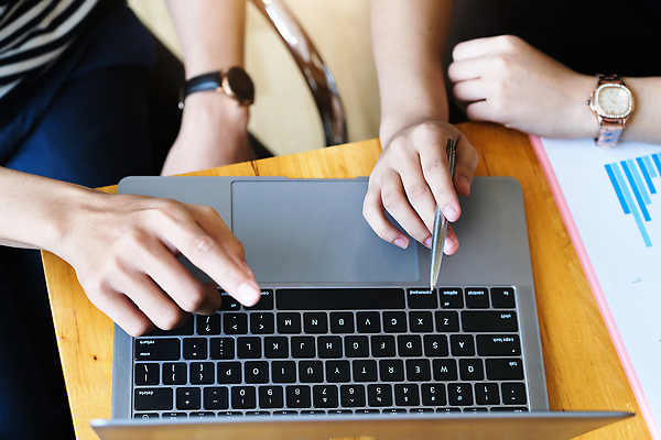 포토 JPG 해외이미지 백인 라이프스타일 여자 행복 지도 비즈니스 사업가 통신 협력 설계 영국 아이디어 함께함 실내 대화 서기 사람 앉기 두명 가로 노트북 컴퓨터 사무실 작업 비즈니스우먼 가르침 계획 연결 대표 토론 집중 책상 동료 정직 진행 조언 지능 지원 견습생 해외202310 해외포토 서양인 직업 교육 감정 유럽 가구 컨셉 관계 모션 말하기 내부 생활 전자제품 직장인 파일형식