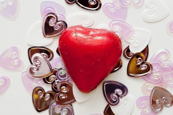 포토 JPG 해외이미지 기념일 분홍색 결혼 포장 발렌타인데이 사탕 사랑 사람없음 빨간색 금속 초콜릿 센터 은박지 해외202310 해외포토 감정 컬러 데이이벤트 재질 디저트 이벤트 파일형식