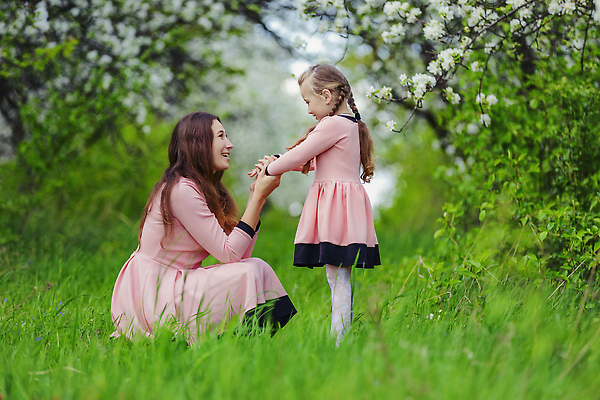 포토 JPG 해외이미지 전신 나무 꽃 행복 어린이 모녀 잔디 성인 야외 두명 옆모습 마주보기 손잡기 풀잎 여자만 시밀러룩 해외202310 해외포토 식물 딸 감정 뷰포인트 잎 가족 모션 엄마 사람 풀_식물 커플룩 파일형식