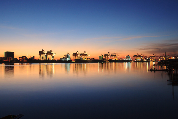 포토 JPG 해외이미지 산업 바다 공장 교통시설 항해 사람없음 빛 강 항구 황혼 새벽 화물 도시 야간 저녁 기중기 방파제 방콕 함선 포트 물류 수입 해외202310 해외포토 자연요소 공공시설 교통 배_교통 공업 태국 일몰 운송업 중장비 시설 파일형식