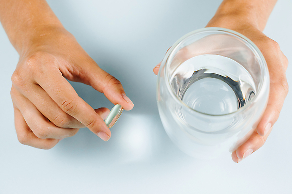 포토 JPG 해외이미지 라이프스타일 손 음식 다이어트 채소 유리 건강 식이요법 어류 미소 사람없음 치료 물 뷰티 알약 약 잡기 기름 약국 먹기 피부 비타민 테라피 보충 광 돌봄 복용 오메가 해외202310 해외포토 자연요소 의학 모션 재질 표정 생활 신체부위 수중동물 영양소 파일형식