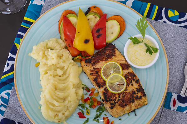 포토 JPG 해외이미지 접시 음식 채소 와인잔 고추 탁자 건강 육류 어류 스테이크 요리 사람없음 식당 식사 저녁식사 당근 흰색 신선 뜨거움 고명 고급 그릴 레몬 받침대 해산물 연어 후추 단백질 주키니호박 맛있는 해외202310 해외포토 식기 컬러 가구 컨셉 술잔 과일 식재료 주방용품 뿌리채소 서양음식 상점 수중동물 향신료 영양소 파일형식