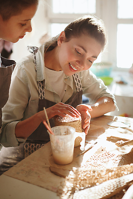 포토 JPG 해외이미지 전통 그릇 교육 행복 아들 어린이 교실 가족 엄마 창조 미술 소년 취미 두명 학습 교사 도자기 작업실 결합 예술가 점토 수공예 도예가 핸드메이드 해외202310 해외포토 직업 식기 남자 감정 학교 관계 문화예술 사람 공예 파일형식