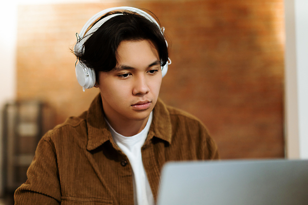 포토 JPG 해외이미지 1 학생 라이프스타일 교육 남자 이어폰 백그라운드 컨셉 인터넷 교실 학교 수업 거리 주택 한국 실내 한명 사람 동양인 소년 내부 10대 노트북 스터디 컴퓨터 일본 헤드폰 강의 온라인 사춘기 온라인강의 해외202310 해외포토 아시아 어린이 음향기기 청소년 인종 건물 생활 전자제품 학습 파일형식 언택트