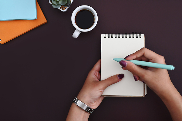 포토 JPG 해외이미지 손 커피 들기 신체부위 컵 하이앵글 사무실 볼펜 공책 오브젝트 해외202310 해외포토 식기 음료 뷰포인트 비즈니스 모션 문구용품 사람 펜 파일형식