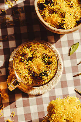 포토 JPG 해외이미지 사람없음 하이앵글 노란색 식탁보 찻잔 민들레 컵받침 체크무늬 찻잎 꽃차 해외202310 해외포토 꽃 뷰포인트 컬러 무늬 잔 차_음료 받침대 파일형식