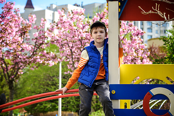 포토 JPG 해외이미지 주간 남자 어린이 한명 앉기 소년 상반신 야외 앞모습 야외활동 놀이기구 놀이터 소년한명만 해외202310 해외포토 자연요소 1 뷰포인트 모션 놀이 사람 남자한명만 소년만 파일형식