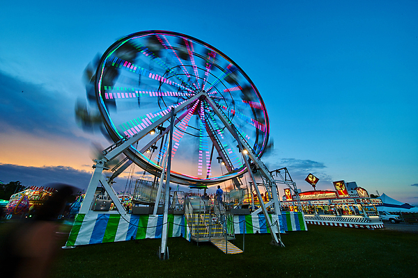 포토 JPG 해외이미지 공원 건축양식 하늘 전등 사람없음 건물 여름 축제 기계 도시 바퀴 원형 승차 야간 소프트포커스 회전 장노출 회전목마 공평 해외202310 해외포토 자연요소 도형 건축물 계절 공공시설 건축 모션 조명 촬영기법 놀이기구 파일형식