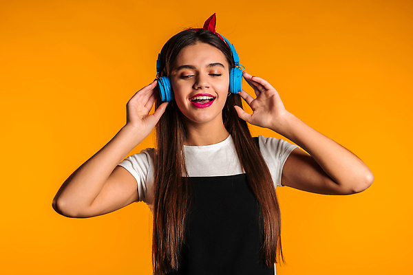 포토 JPG 해외이미지 스튜디오촬영 백인 여자 남자 행복 감정 음악 이어폰 백그라운드 청소년 실내 한명 미소 사람 성인 파란색 뷰티 유행 헤드폰 기쁨 듣기 아프리카인 라디오 고립 특별함 스타일 힙스터 해외202310 해외포토 서양인 외국인 1 패션 컬러 음향기기 컨셉 모션 문화예술 표정 내부 전자제품 파일형식