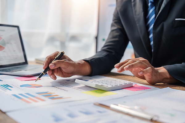 포토 JPG 해외이미지 직업 손 종이 컨셉 돈 비즈니스 통계 그래프 설계 한명 사람 금융 경제 노트북 컴퓨터 사무실 성장 업무 작업 비즈니스맨 계산 계획 책상 분석 보고서 경영자 문서 투자 이익 회계 경영 계좌 마케팅 세금 수입 예산 회계사 비용 해외202310 해외포토 1 남자 가구 신체부위 전자제품 직장인 재산 리더 파일형식