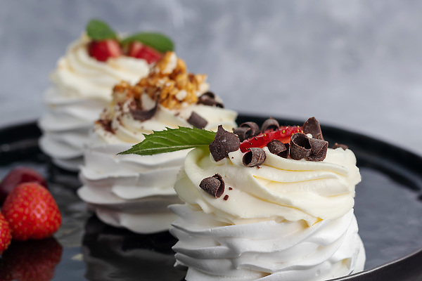 포토 JPG 해외이미지 접시 딸기 근접촬영 사람없음 케이크 달콤 휘핑크림 해외202310 머랭쿠키 해외포토 식기 뷰포인트 과일 디저트 쿠키 맛 크림 머랭 휘핑 파일형식