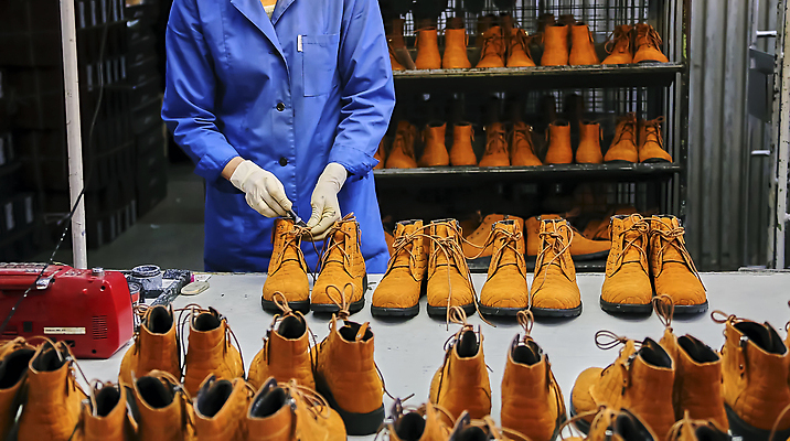 포토 JPG 해외이미지 식물 손 디자인 옷 산업 음식 신발 공장 노동자 부츠 관리 사람 사람없음 내부 갈색 노란색 유행 금속 기계 장비 직물 업무 작업실 수리 가죽 자르기 묘사 창고 서비스 국회 곰팡이 방법 조작 제의 해외202310 해외포토 직업 컬러 공업 모션 재질 신체부위 작업 파일형식