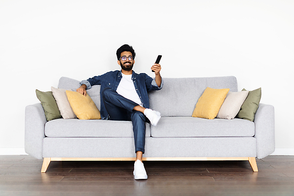 포토 JPG 해외이미지 라이프스타일 남자 행복 여유 벽 거실 중동 휴식 아파트 주택 실내 한명 미소 소파 뷰티 텔레비전 공백 기쁨 방 장비 관찰 리모컨 인도인 영화 흥분 주말 멀리 동쪽 프로그램 카피스페이스 시리즈 밀레니얼 안락 해외202310 해외포토 외국인 1 감정 나라 컨셉 의자 모션 문화예술 표정 사람 동양인 내부 건물 생활 경제 전자제품 방향 파일형식