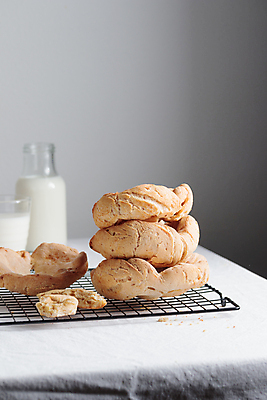 포토 JPG 해외이미지 사람없음 우유 우유병 우유잔 페스츄리 핸드메이드 식힘망 해외202310 해외포토 빵 병_용기 잔 유제품 주방도구 제빵도구 파일형식