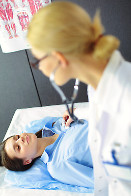 포토 JPG 해외이미지 직업 응시 여자 청진기 건강 병원 대화 미소 두명 노트북 약 듣기 시험 환자 의사 흰색 긴급 가리킴 기록 질병 구조원 문서 약속 처방 방문 문제 돌봄 물리치료사 서류판 소아과의사 심장병 해외202310 해외포토 시선 교육 컬러 의학 의료기기 모션 표정 말하기 사람 손짓 전자제품 사무용품 의료진 치료사 파일형식