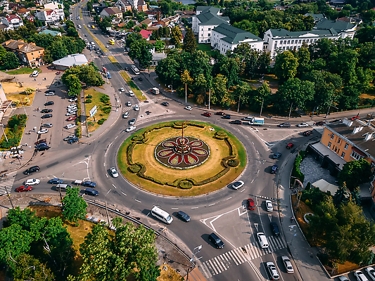 포토 JPG 해외이미지 디자인 유럽 도로 여행 건축양식 교통시설 자동차 전등 거리 버스 주택 안테나 풍경 사람없음 건물 도시풍경 뷰티 운전 도시 원형 고속도로 센터 교차로 승합차 속도 바쁨 짐차 빛망울 대각선 항공촬영 드론 해외202310 해외포토 도형 건축물 건축 나라 길 선 육상교통 뷰포인트 교통 통신 모션 승용차 조명 대중교통 빛 시설 파일형식