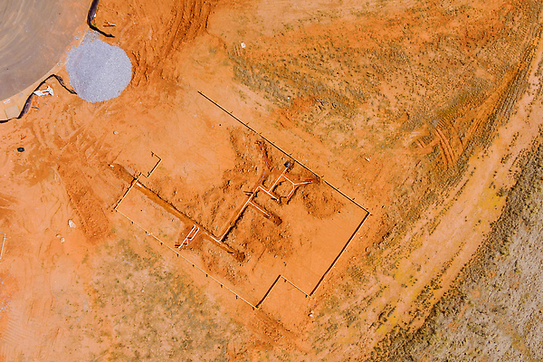 포토 JPG 해외이미지 산업 사람없음 물 쌓기 장비 건설현장 업무 플라스틱 발굴 파이프 시스템 튜브 지하 배수구 개발 땅파기 설치 파이프라인 폐수 하수 해외202310 해외포토 자연요소 모션 재질 건설업 작업 환경오염 파이프_관 파일형식