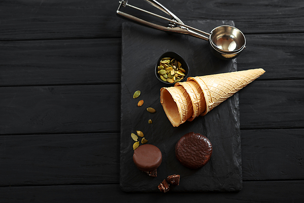 포토 JPG 해외이미지 음식 백그라운드 과일 재료 부분 아이스크림 디저트 유제품 함께함 사람없음 빨간색 하이앵글 파티 과자 식당 초콜릿 냉동 얼음 이탈리아 추위 신선 달콤 맛 크림 국자 상쾌 블루베리 만들기 성분 원뿔 와플 항공촬영 셔벗 젤라또 맛있는 해외202310 해외포토 자연요소 도형 감정 유럽 뷰포인트 컬러 컨셉 모션 주방용품 이벤트 상점 파일형식