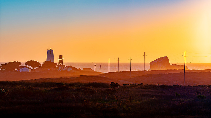 포토 JPG 해외이미지 구름 도로 파도 바다 여행 건축양식 자연 하늘 휴가 주택 등대 항해 풍경 사람없음 야외 건물 물 여름 파란색 빛 뷰티 탑 미국 일몰 흰색 신호등 캘리포니아 태평양 네비게이션 랜드마크 해외202310 해외포토 자연요소 건축물 계절 건축 길 컬러 북아메리카 배_교통 교통시설 노을 생태계 파일형식