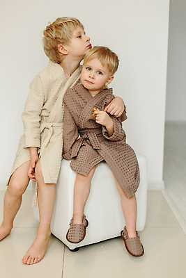 포토 JPG 해외이미지 라이프스타일 옷 행복 아들 어린이 2 가족 휴식 주택 함께함 실내 건강 사랑 앉기 소년 두명 친구 금발 뷰티 유행 스파 목욕 직물 신선 목욕가운 면 고급 우아함 형제 부드러움 걸음마 돌봄 위생관리 안락 해외202310 해외포토 헤어스타일 남자 감정 컨셉 관계 모션 관리 사람 내부 건물 생활 청결 가운 감각 파일형식