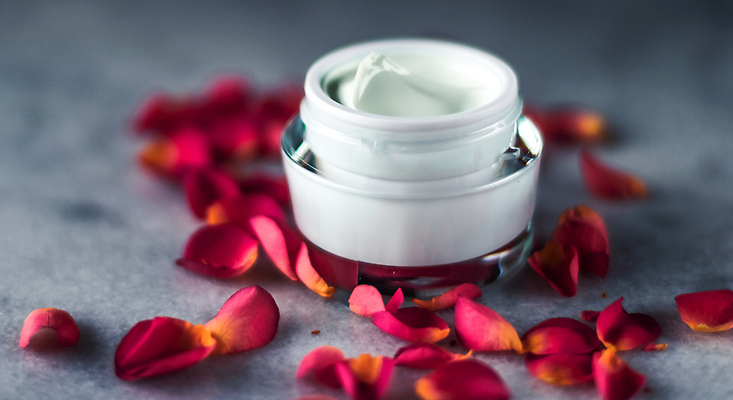 포토 JPG 해외이미지 꽃잎 사람없음 고급 피부관리 스킨케어 기초화장품 수분크림 해외202310 해외포토 꽃 컨셉 뷰티 화장품 파일형식